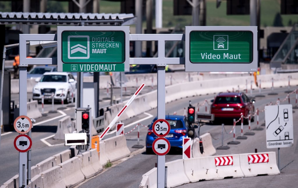 Auf einigen Routen müssen Autofahrer in Österreich zusätzlich zur Vignettenpflicht eine sogenannte Streckenmaut bezahlen.
