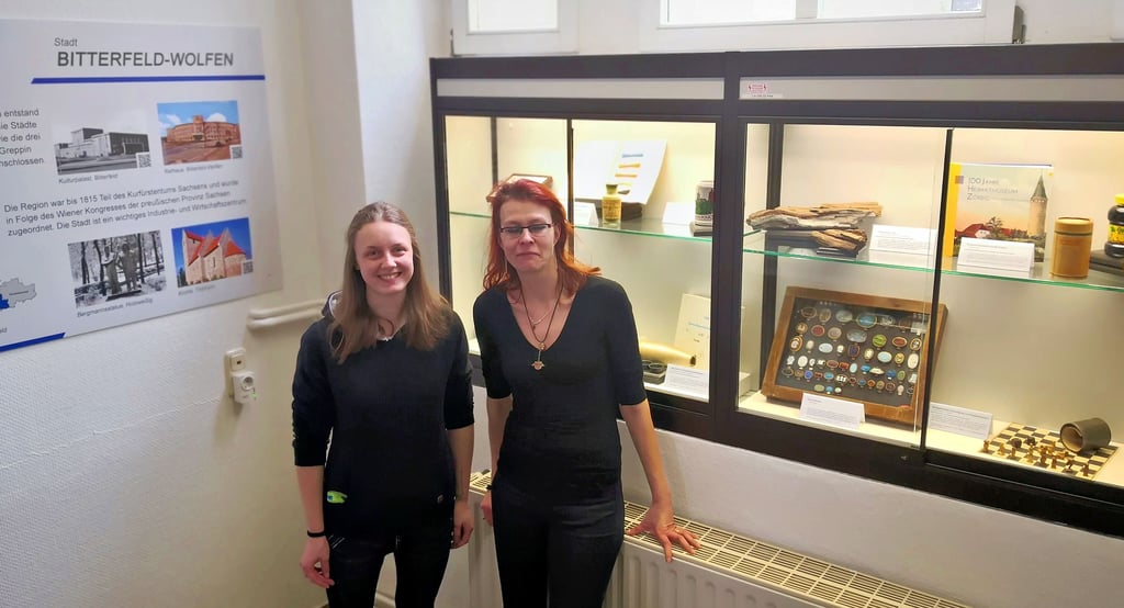 Elisabeth Bott (l.) und Kristin Otto haben die Schau zu den Landkreis-Orten initiiert und die große Vitrine mit Leihgaben bestückt.