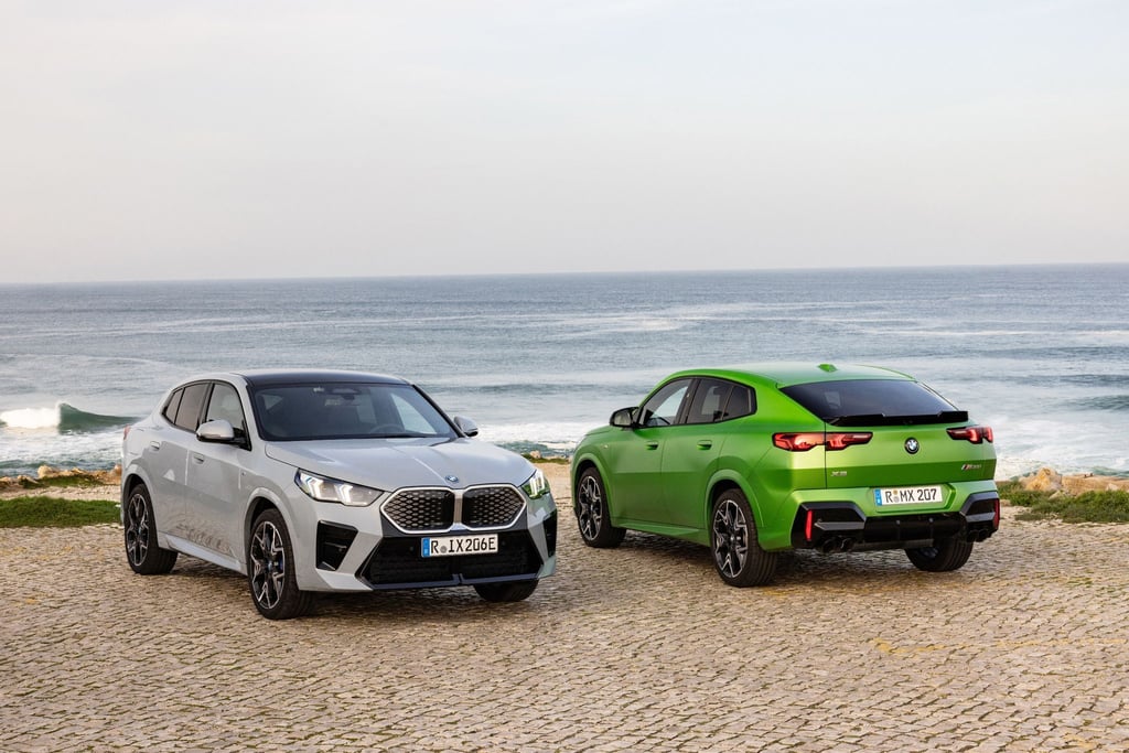 Das SUV-Coupé X2 (r.) wird erstmals auch als elektrischer iX2 angeboten.