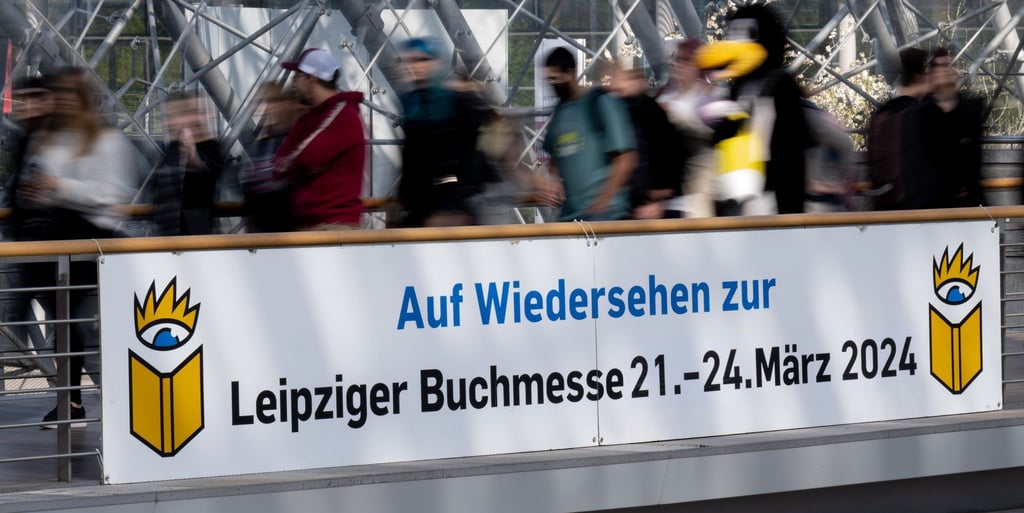 „Auf Wiedersehen zur Leipziger Buchmesse 21. - 24. März 2024“ steht auf einem Banner auf der Leipziger Buchmesse.