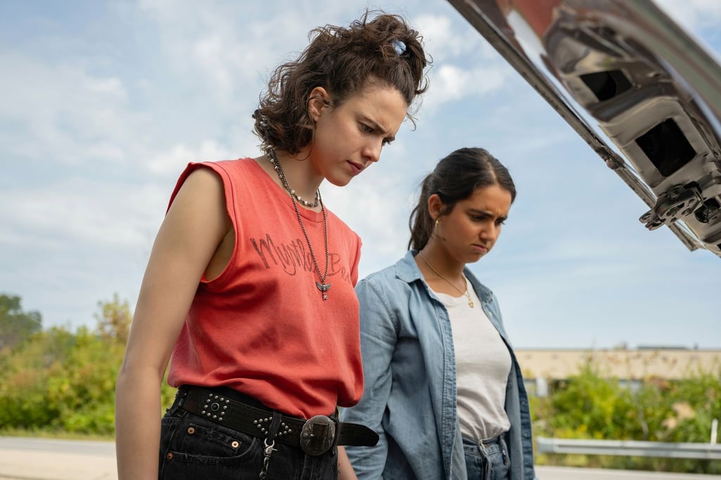 Margaret Qualley (l) als Jamie und Geraldine Viswanathan als Marian in einer Szene des Films „Drive-Away Dolls“.