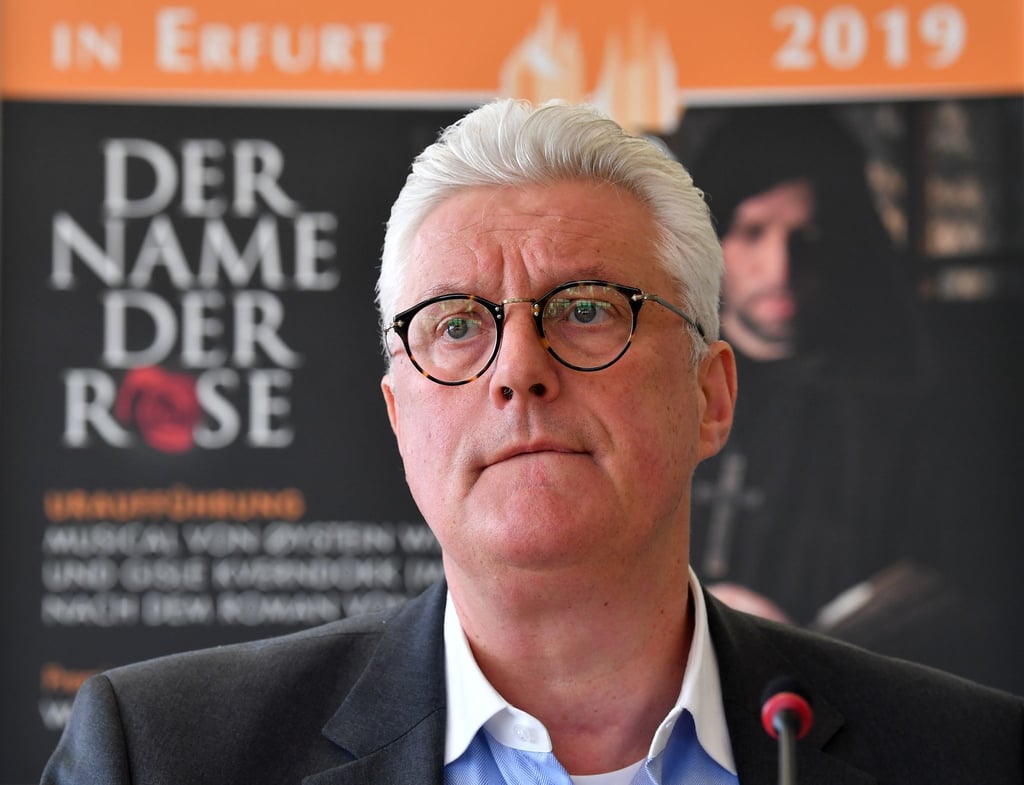 Guy Montavon, der Generalintendant des Theaters Erfurt, ist wegen verschiedener Vorwürfe derzeit von der Werksleitung des Theaters freigestellt.
