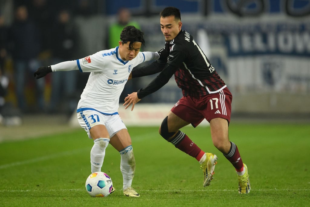 Magdeburgs Tatsuya Ito (l) spielt gegen Nürnbergs Jens Castrop.
