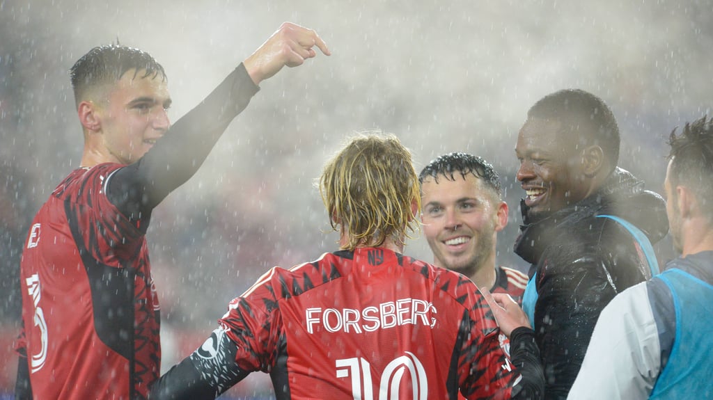 Hier, der hat getroffen: Ex-RB-Spieler Emil Forsberg wird von seinen New Yorker Teamkollegen gefeiert