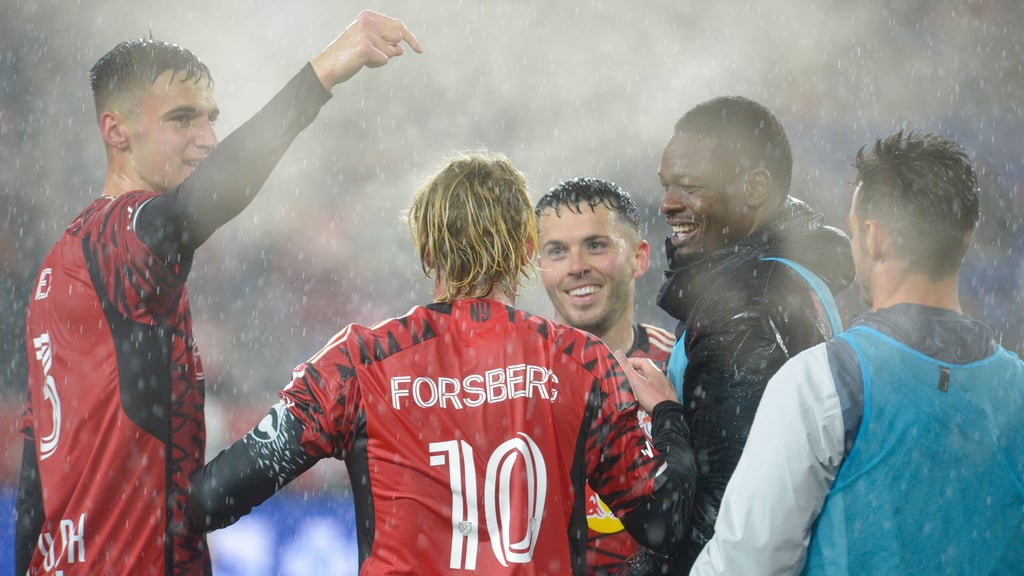 Hier, der hat getroffen: Ex-RB-Spieler Emil Forsberg wird von seinen New Yorker Teamkollegen gefeiert