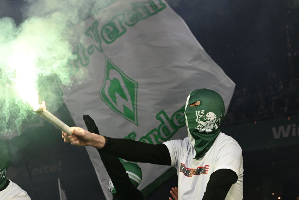 Werder Fans zünden Bengalos zu Beginn der 2. Halbzeit.