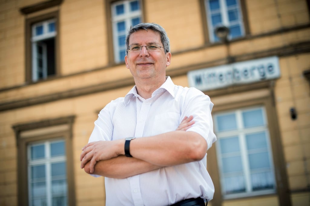 Der Wittenberger Bürgermeister Oliver Hermann (parteilos) steht vor dem Bahnhofsgebäude seiner Stadt.