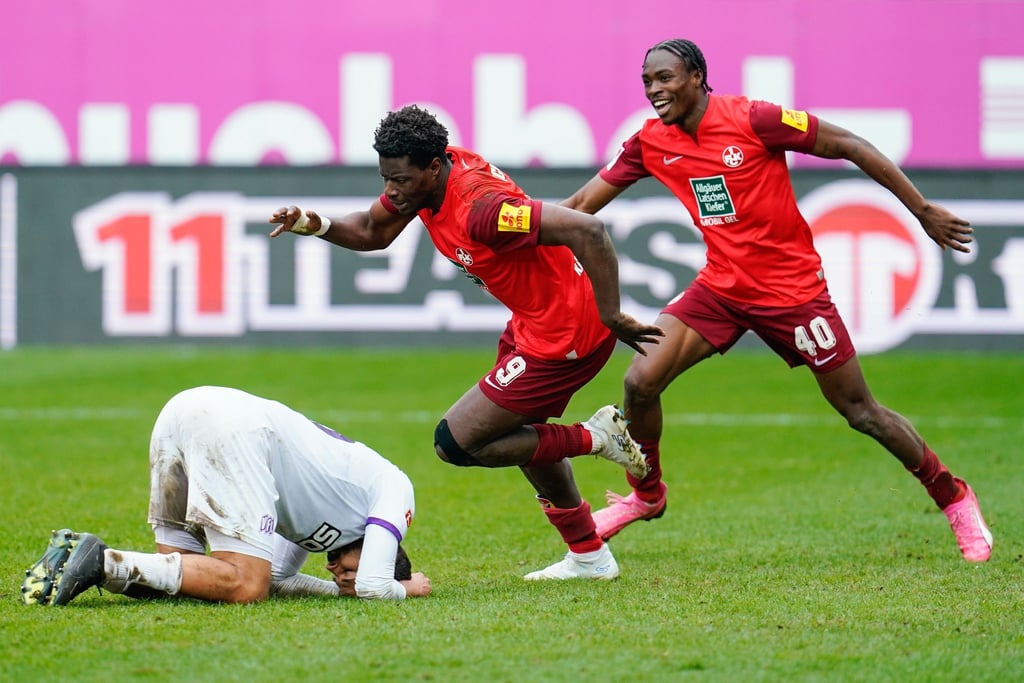 Kaiserslauterns Torschütze Ragnar Ache (M) jubelt mit Dickson Abiama über das Tor zum 3:2.