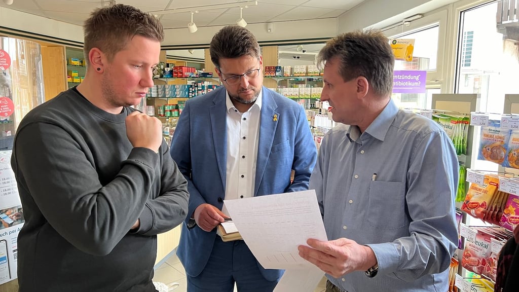(v.l.n.r.) Tim Teßmann, Tobias Krull und Marc-Florian Witsch in der Corvinus-Apotheke Colbitz im Gespräch. Es geht um die wirtschaftlich immer schwieriger werdende Situation der Apotheken in den ländlichen Regionen.
