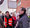 Beim Protest vor dem Bürgermeisteramt in Schönhausen gegen die Windparkpläne der Stadtwerke Havelberg stellte sich deren Geschäftsführer Sebastian Horn (rechts) den Fragen von Bürgern.