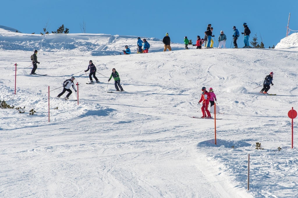 Sicher ist sicher: Bevor es in den Skiurlaub geht, lohnt es sich, den Versicherungsschutz zu überprüfen.