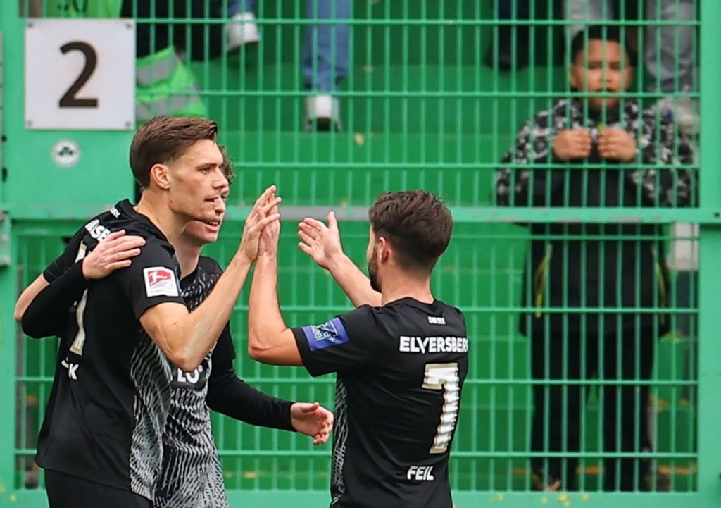 Die SV Elversberg siegte überraschend bei Greuther Fürth, Paul Stock (l) erzielte drei Tore.