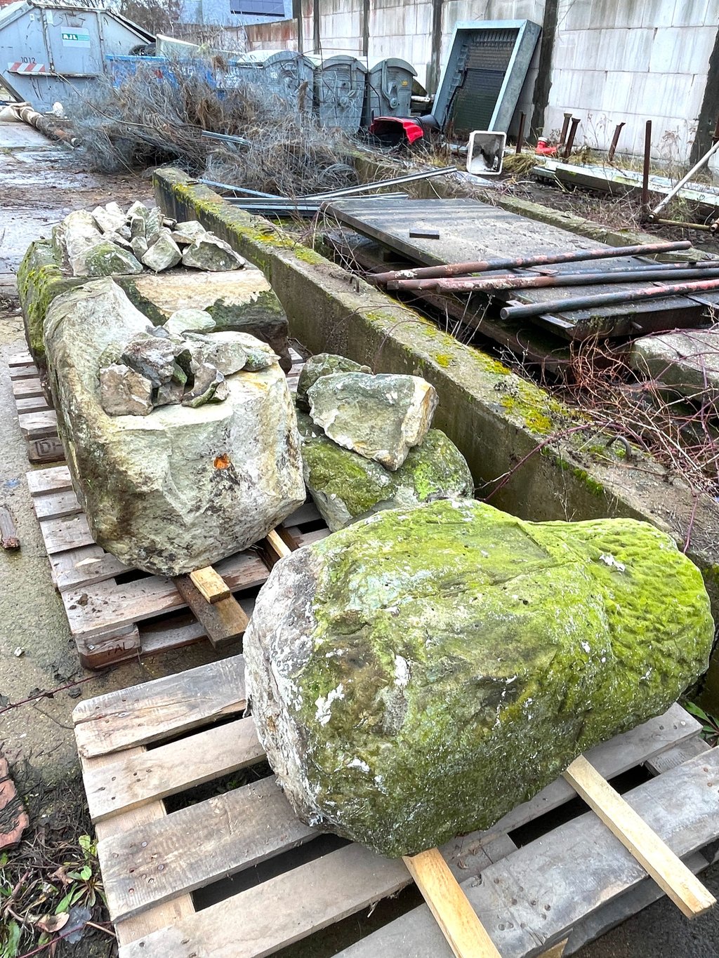 In seine Einzelteile zerlegt wurde der Postmeilenstein von Hohenziatz bei einem Unfall.