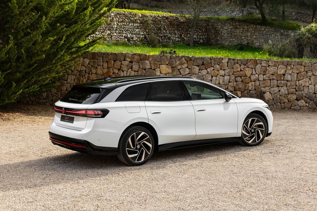 Den Tourer gibt es auch mit einer Batterie von 86 kWh, die dann Reichweiten von knapp unter 700 Kilometern ermöglichen soll.