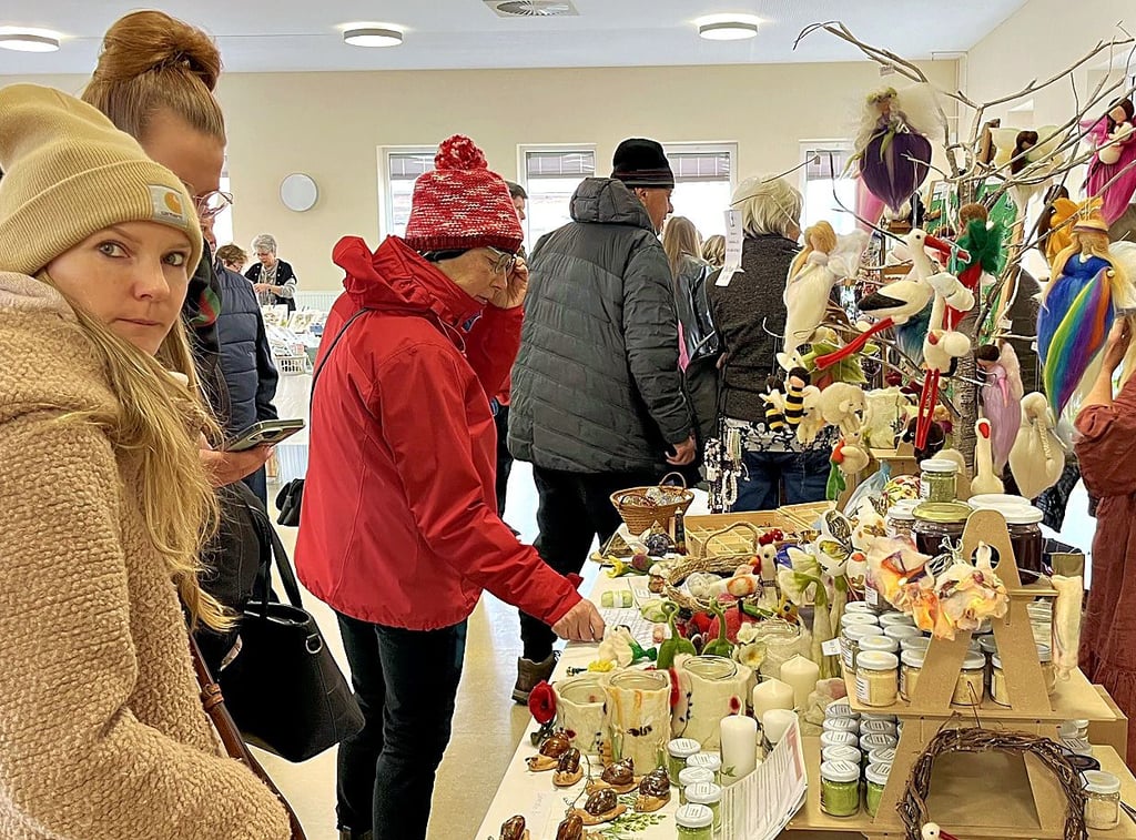 Besucher des Hobby- und Kreativmarktes in Jerichow auf Entdeckkungsreise.