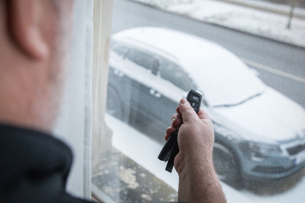 Bei diesem Anblick aus dem Fenster ahnt man schon: Heute muss gekratzt werden. (zu dpa: „Wie eine Wärmflasche Autofahrern im Winter helfen kann“)