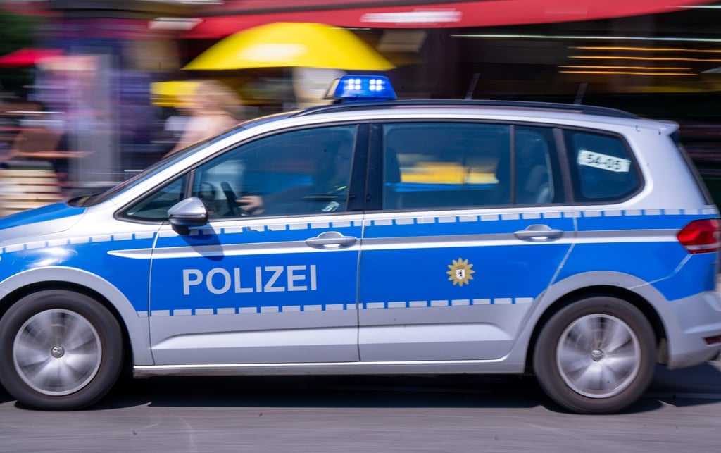 Ein Polizeiauto fährt mit Blaulicht zum Einsatz.