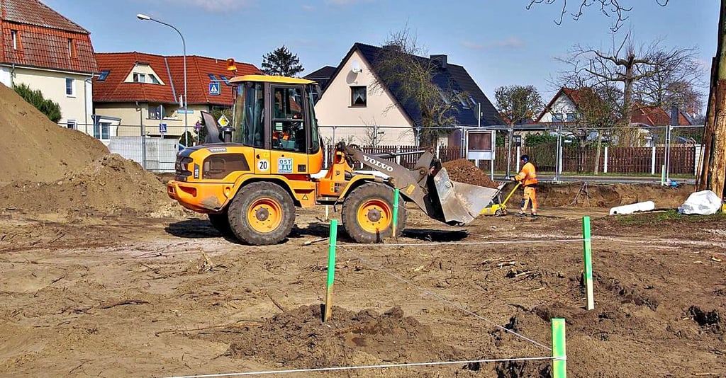 Für den Hospizneubau an der Ecke Bergstraße/Mannsstraße in Stendal laufen die Aushubarbeiten für die Bodenplatte.