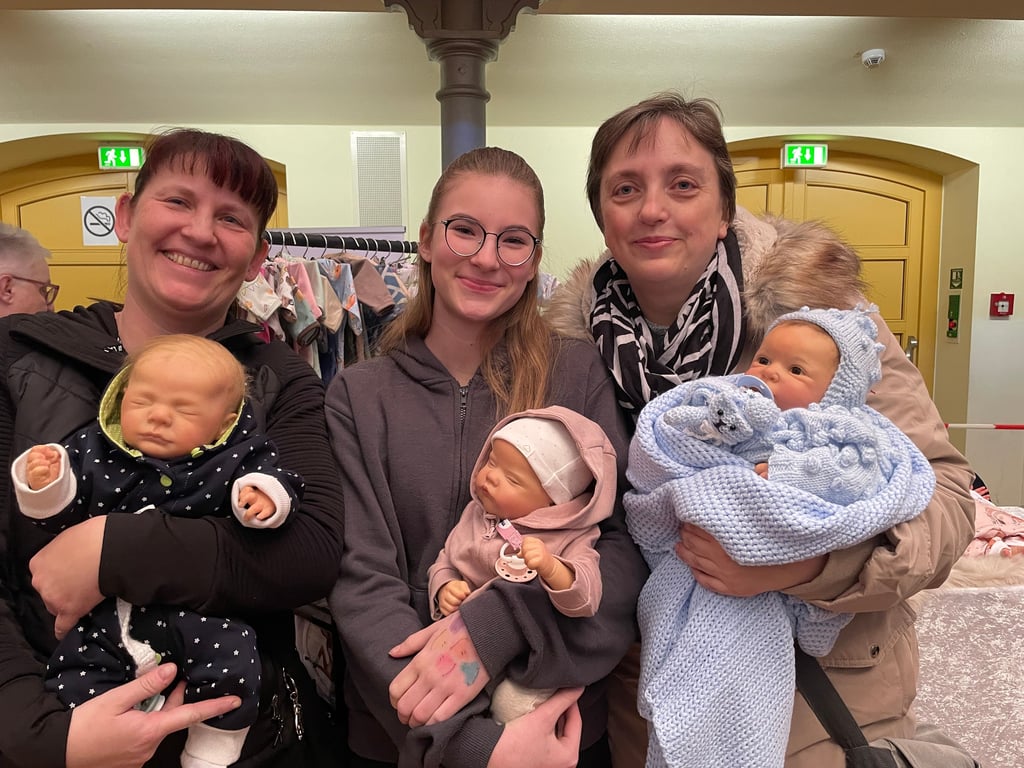 Zu den Besucherinnen der Reborn-Messe im Weißenfelser Kulturhaus zählten Lea Pelka (Mitte) gemeinsam mit Mutter Annett (links) und Tante Isolde Pelka.