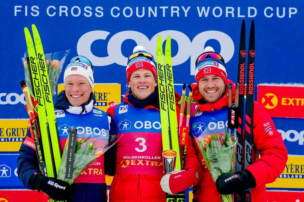Der Sieger Johannes Hosflot Klaebo (M) aus Norwegen auf dem Podium.