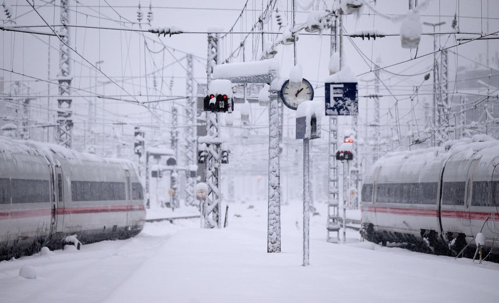 Starker Schneefall und Eisregen: Können Bahnunternehmen nachweisen, dass „extreme Witterungsbedingungen“ geherrscht haben, müssten sie laut den zugrundeliegenden EU-Regeln keine Entschädigungen zahlen.