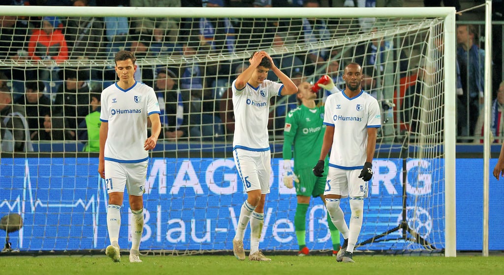 Bedröppelte Blicke: Tobias Müller, Daniel Elfadli und Silas Gnaka nach dem Gegentor zum 0:1.