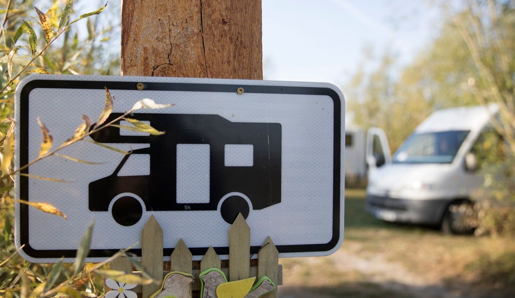 Das Schild lässt keinen Zweifel: Hier können Reisemobile stehen und es darf gecampt werden.
