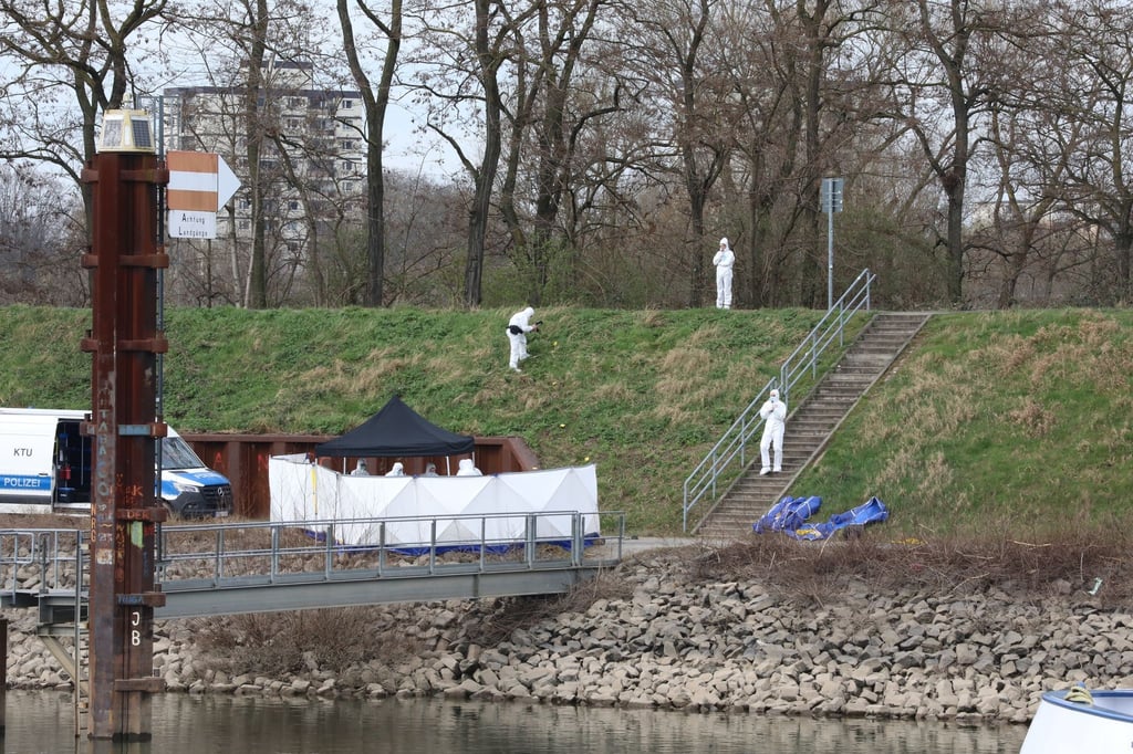 Untersuchungen am Fundort der Leiche.