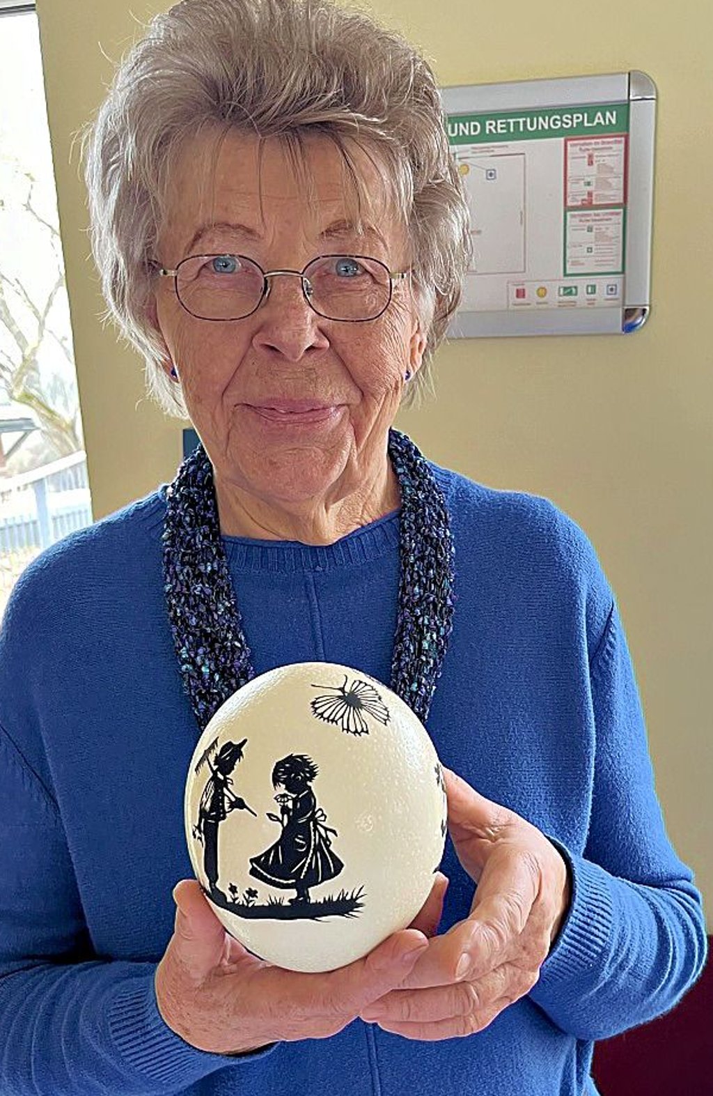 Almut Oehlmann mit ihrer Kunst.