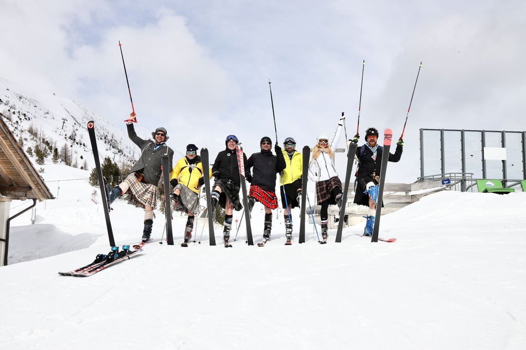 Kilt-Skitag in den Nockbergen: Statt im dicken Skianzug geht's für Wintersportler im Rock über die Pisten. (zu dpa: „Österreich sucht den Schneeballschlacht-Meister“)