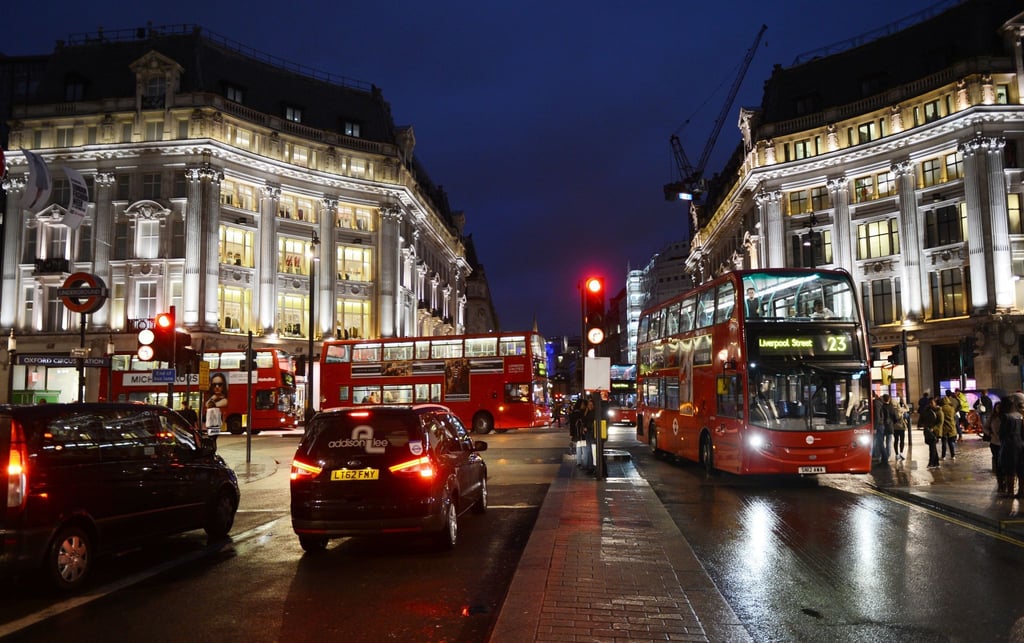 Wer sich den Londoner Verkehr mit dem eigenen Auto antun möchte, muss sich auch mit den geltenden Regeln rund um Umweltzone und City-Maut vertraut machen.