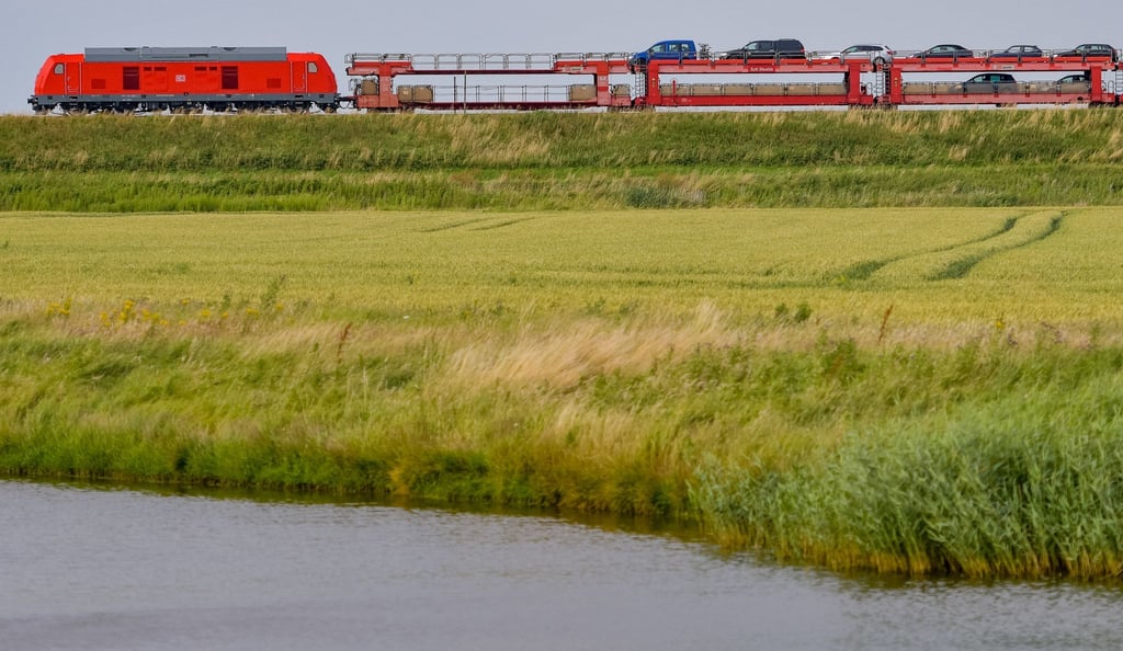 Der Sylt-Shuttle in der Nähe von Klanxbüll auf dem Weg zur Nordseeinsel.