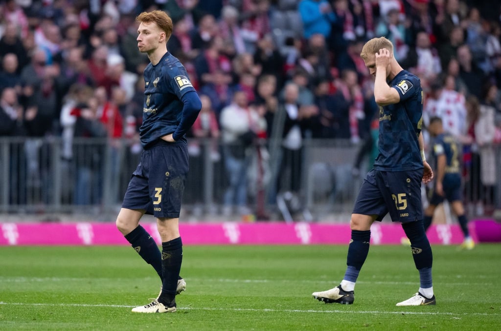 Die Mainzer Sepp van den Berg (l) und Andreas Hanche-Olsen sind nach der Klatsche beim FC Bayern enttäuscht.