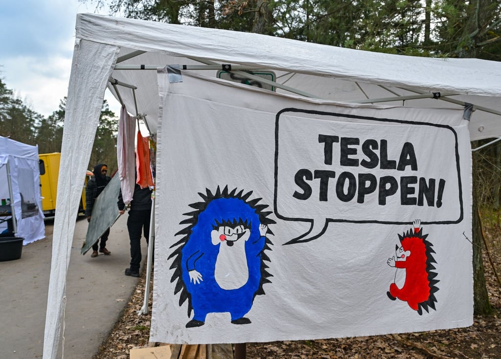 Ein Transparent mit der Aufschrift „Tesla stoppen“ hängt im Camp von Aktivisten.