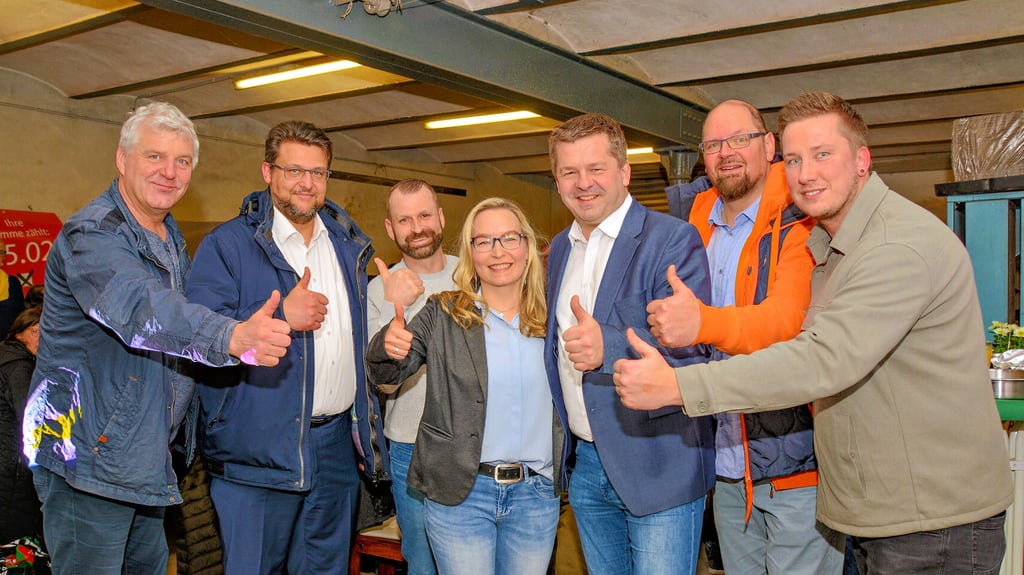 Die neue Bürgermeisterin der Einheitsgemeinde Wanzleben, Grit Matz, jubelt bei der Wahlparty in Schleibnitz mit den Gästen.