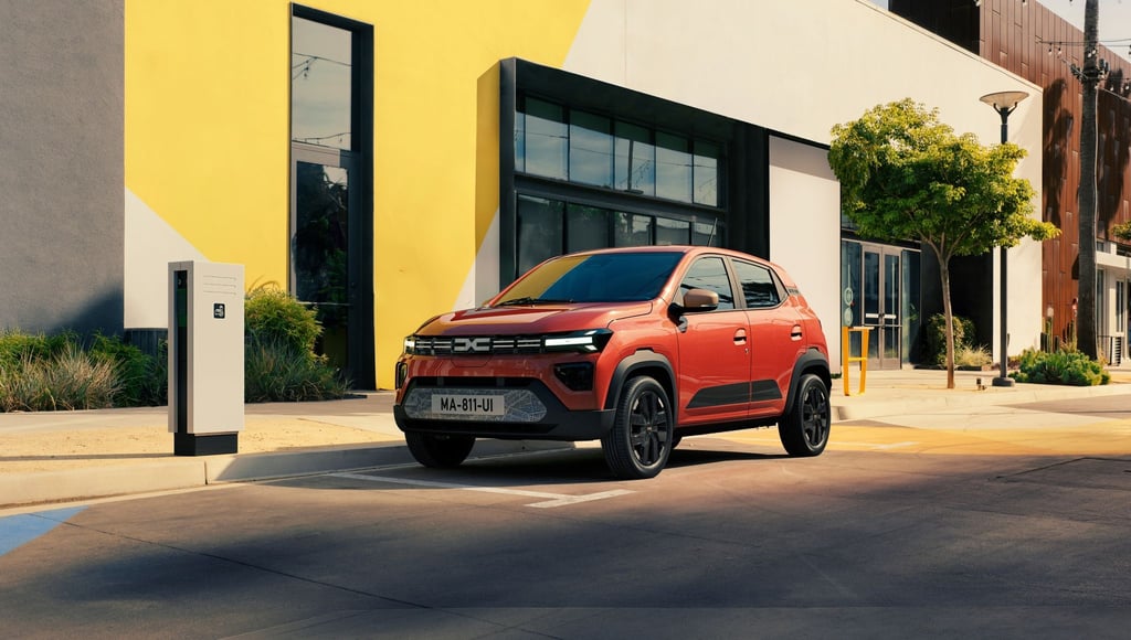 Außen rustikaler, innen praktischer: Der Dacia Spring erhält bei seinem Facelift vor allem einen modernisierten Innenraum.