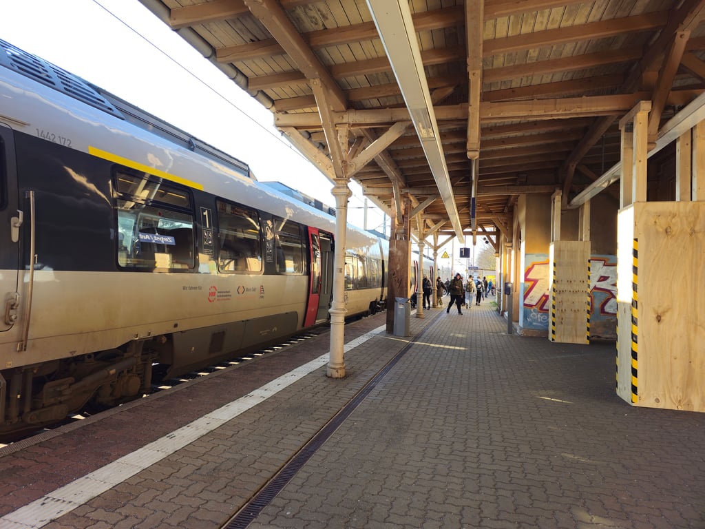 Vom Bahnsteig 1 soll ab 2030 stündlich die RB40 über Magdeburg nach Braunschweig fahren. Dann ginge es halbstündlich von Zerbst in Richtung Landeshauptstadt und nach Dessau.