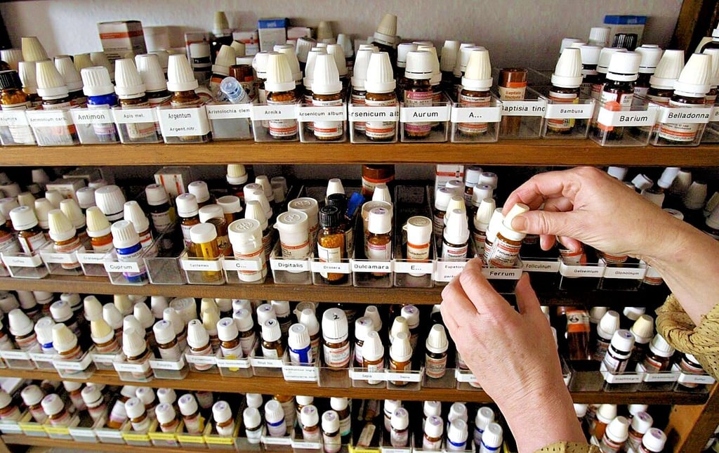 Homöopathische Mittel werden meist als Tabletten oder als kleine Kügelchen, sogenannte Globuli, verkauft.