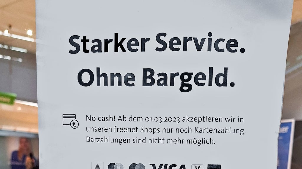 In Dessau verzichtet ein erstes Geschäft komplett auf Bargeld. Zeitweise hing dafür dieser Zettel im Schaufenster.