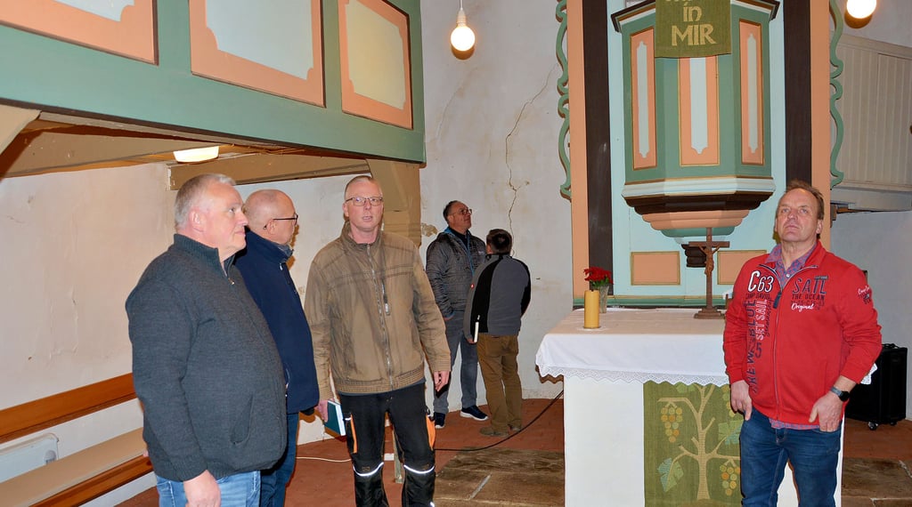 In Wenze hat sich eine Arbeitsgruppe zur Sanierung der Dorfkirche gebildet. Germer Lilje (2.v.l.) und die Männer suchen nach Lösungen, damit das historische Bauwerk saniert und auch voll genutzt werden kann.