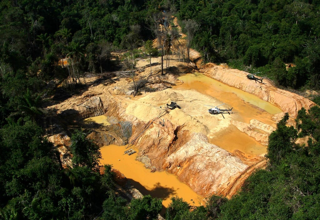 Blick aus einem Hubschrauber der brasilianischen Umweltbehörde auf ein illegales Bergbaulager während einer Operation zur Eindämmung des illegalen Bergbaus im Gebiet der Yanomami-Indianer im brasilianischen Bundesstaat Roraima.