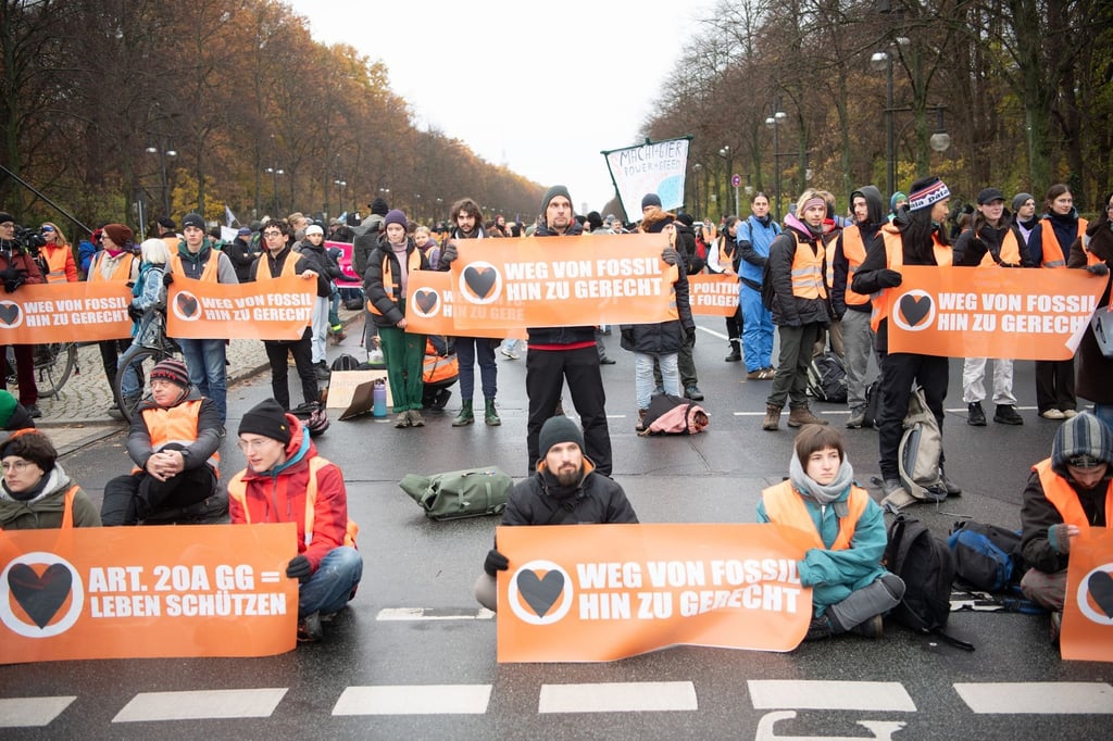 Demonstranten der Klimaschutzgruppe „Letzte Generation“ und anderer Gruppierungen blockieren die Straße des 17. Juni.