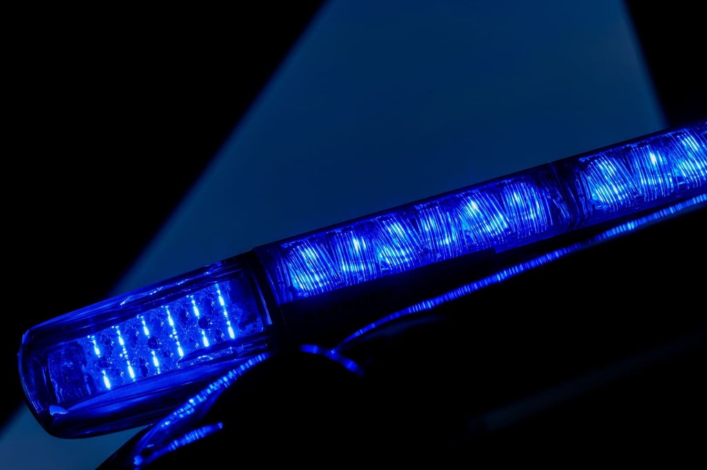 Ein leuchtendes Blaulicht auf einem Einsatzfahrzeug der Polizei.
