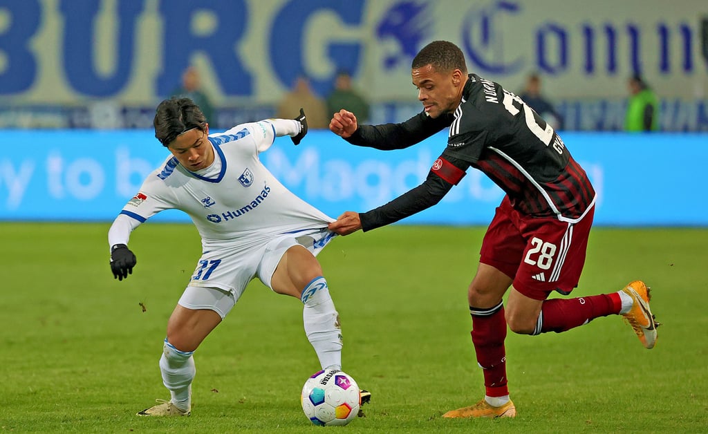War einer der Aktivposten beim 1. FC Magdebug gegen Nürnberg: Tatsuya Ito (l.). Der Japaner war wie hier gegen Jan Gyamerah auch nur durch Foulspiele zu stoppen.