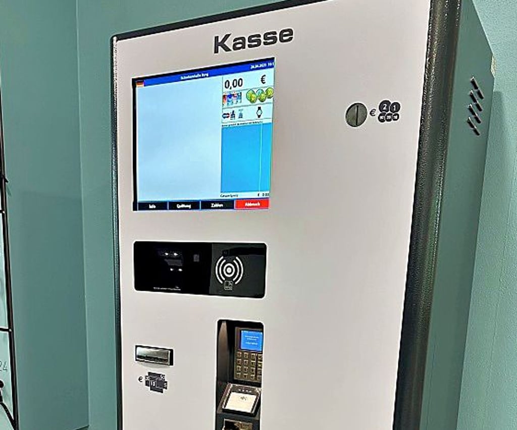 Der Kassenautomat in der Burger Schwimmhalle. Nur mit Kreditkarte kann immer noch nicht gezahlt werden.