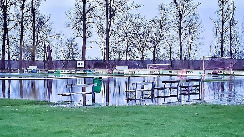 Der Sportplatz des Fußballvereins steht noch komplett unter Wasser.