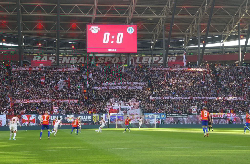Fans von RB Leipzig zeigten beim Heimspiel Banner anlässlich des Weltfrauentags.
