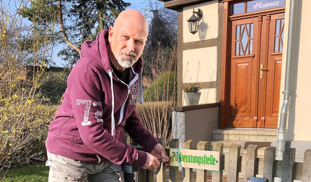 Das war’s: Jörg Heimes hat die Nase voll und baut das Schild der Pilzberatungsstelle ab.