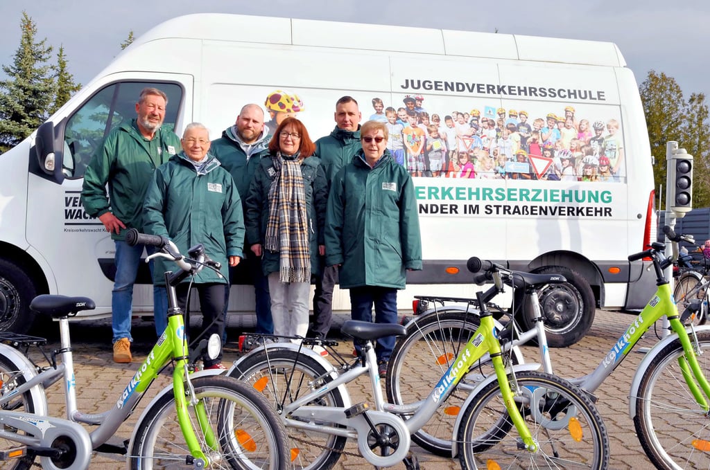 Beim Frühjahrsputz dabei: der neue Vorstand der Kreisverkehrswacht Köthen Vorsitzender Klaus Walter, Stellvertreter Robert Schenk sowie die Beisitzer Christoph Börner, Heike Richter, Kathrin Korn, und Bärbel Kaule (v.l).
