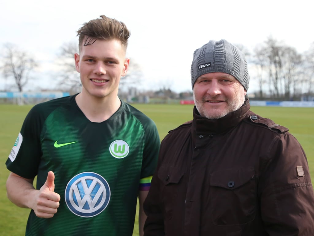 Tim Siersleben mit Vater Frank 2019, damals noch als Jugendspieler des VfL Wolfsburg.